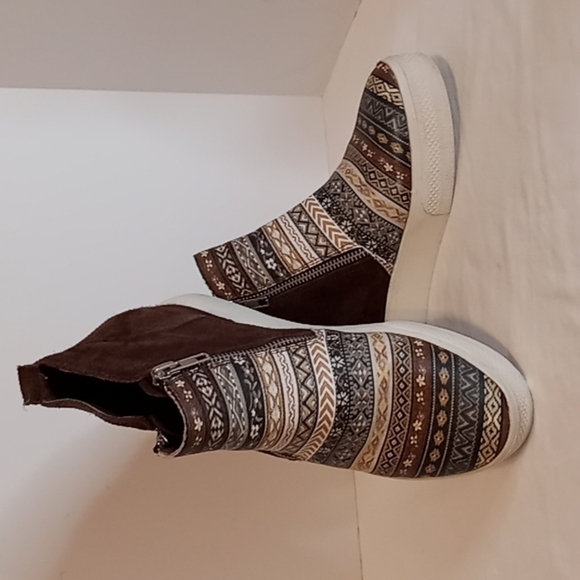 Roper Shoes - Roper Wedged Sneaker w/ Southwestern design & Brown Faux Leather Like New